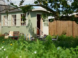 Apple Tree Cabin Image