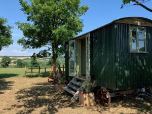 Sidneys Hut Image